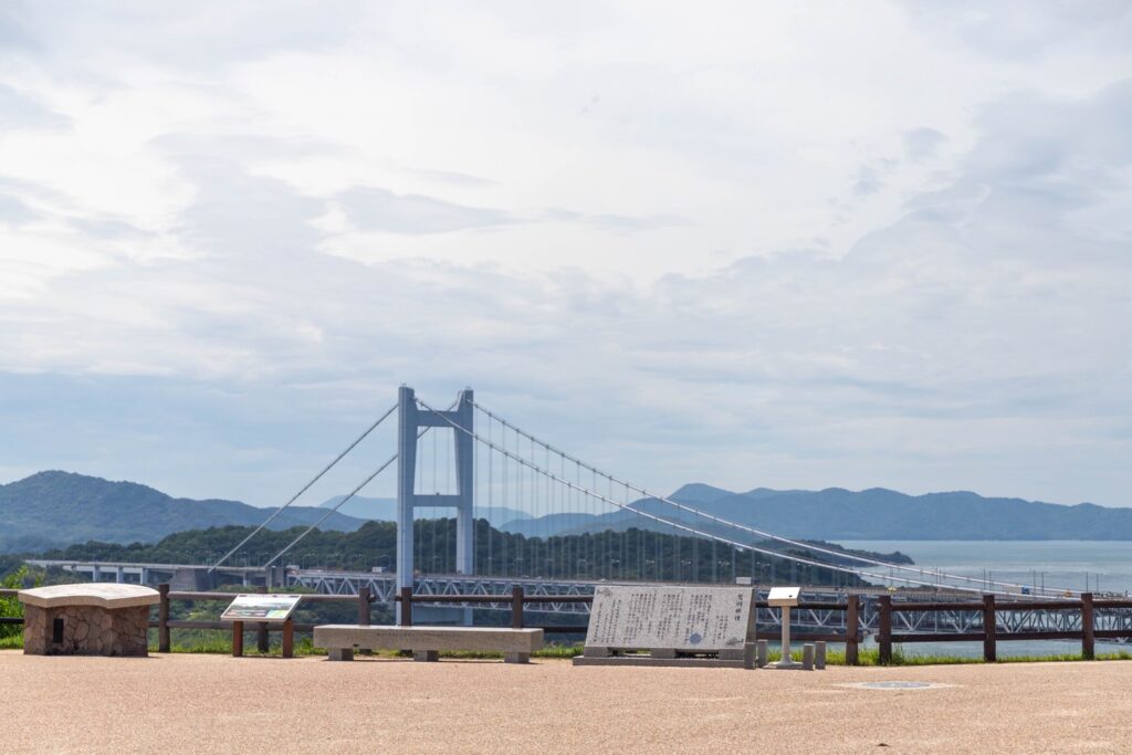 鷲羽山展望台から瀬戸大橋を望む