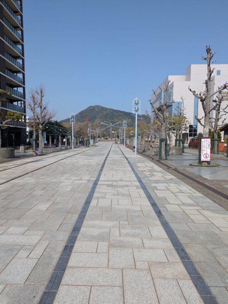 児島駅前から公園までつづく道