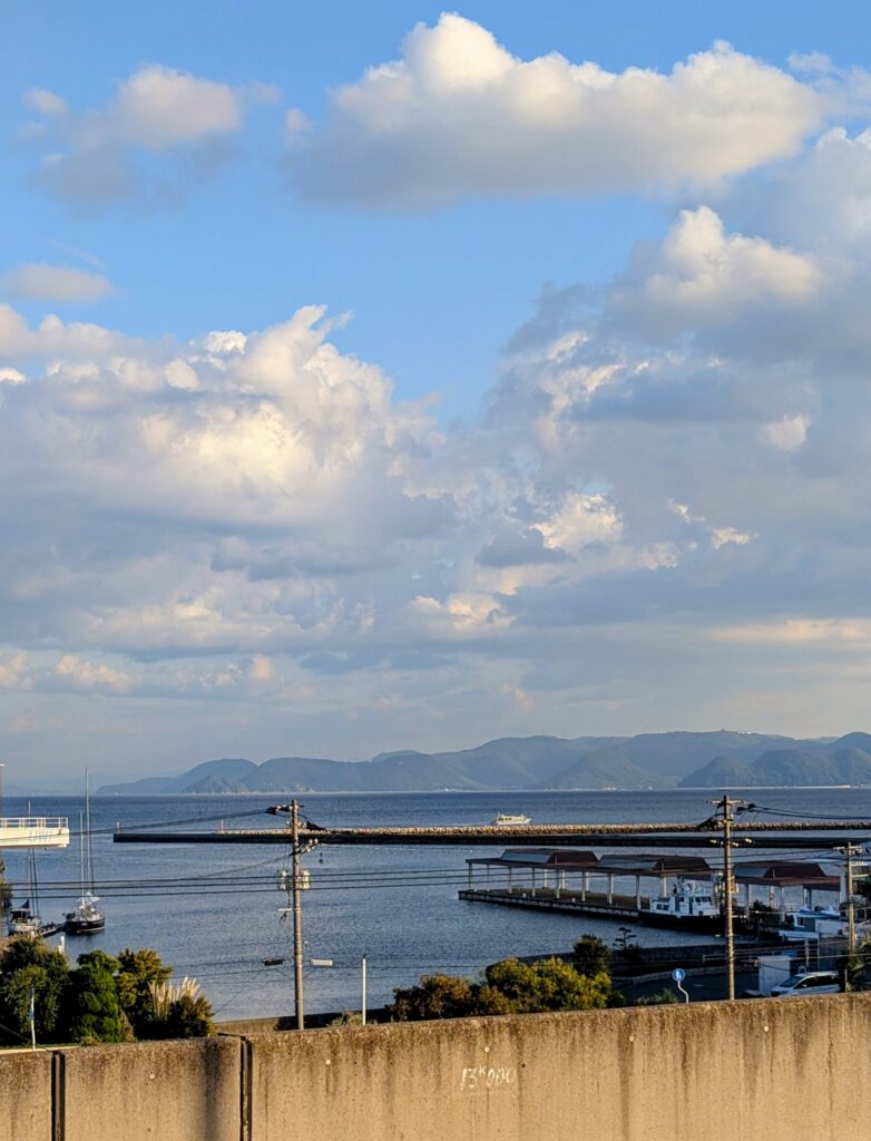 児島駅のフォームから見える海