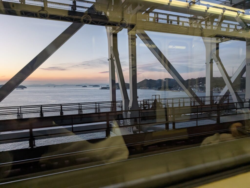 瀬戸内海の夕陽を瀬戸大橋から眺めている写真